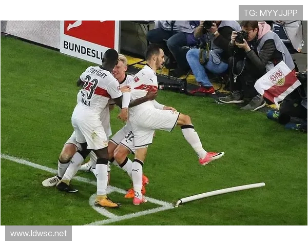 多特蒙德防线频频被打穿,站位漏洞藏不住了? 多特蒙德防线频频被打穿,站位漏洞藏不住了?