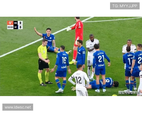 皇马中场断球后节奏失控问题显现,防守转换稳定性面临考验 皇马中场断球后节奏失控问题显现,防守转换稳定性面临考验