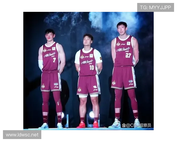 杨瀚森训练完直接拎着爱马仕去接娃？