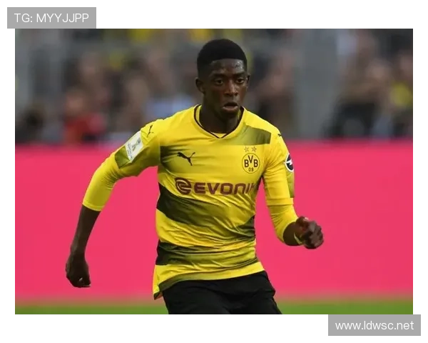 奥斯曼·登贝莱拎着能买房的包去练球，路人以为走错片场