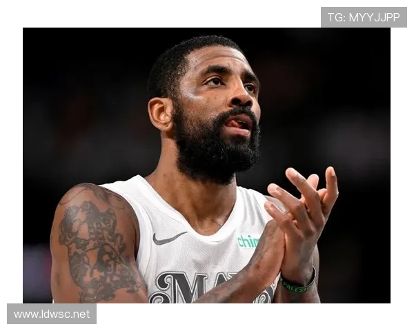 刚刷到凯里·欧文穿睡裤从私人飞机下来的视频，我的价值观被那条睡裤按了暂停