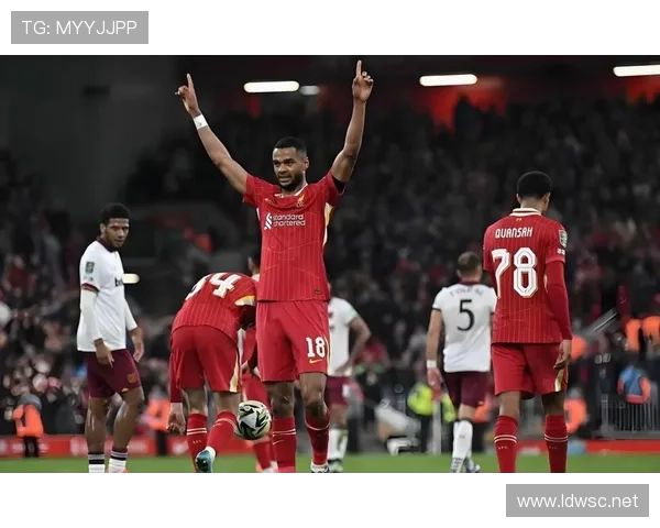 范戴克与拉莫斯：中卫出球重心从后场发起向高位衔接偏移