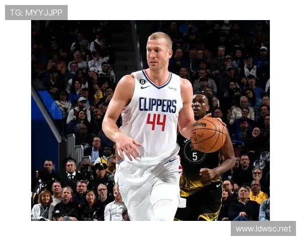 德斯蒙德·班恩无球跑位效率显著提升，三分命中率优于队友普拉姆利