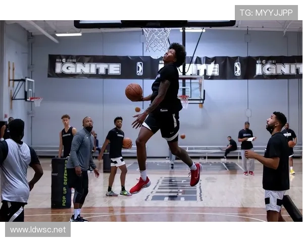 菲利克斯训练完直接去夜店蹦到凌晨？