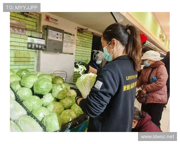 高磊今天的照片真分裂——西装名表拎着超市菜篮子，离谱到好笑
