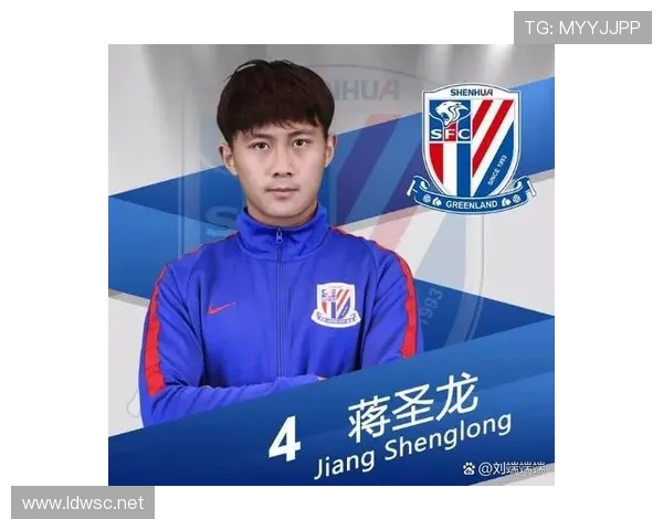 蒋圣龙比赛后衣服乱到像刚打完架，球场外却是精致小白领？